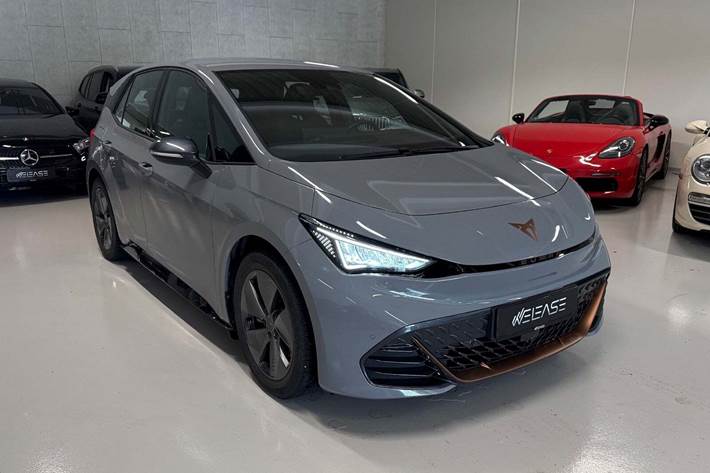 Grå Cupra Born fra 2024 set udefra