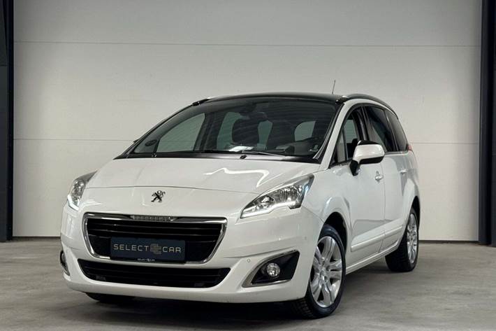 Hvid Peugeot 5008 fra 2016 set udefra