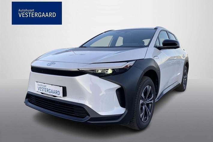 Hvid Toyota BZ4X fra 2023 set udefra