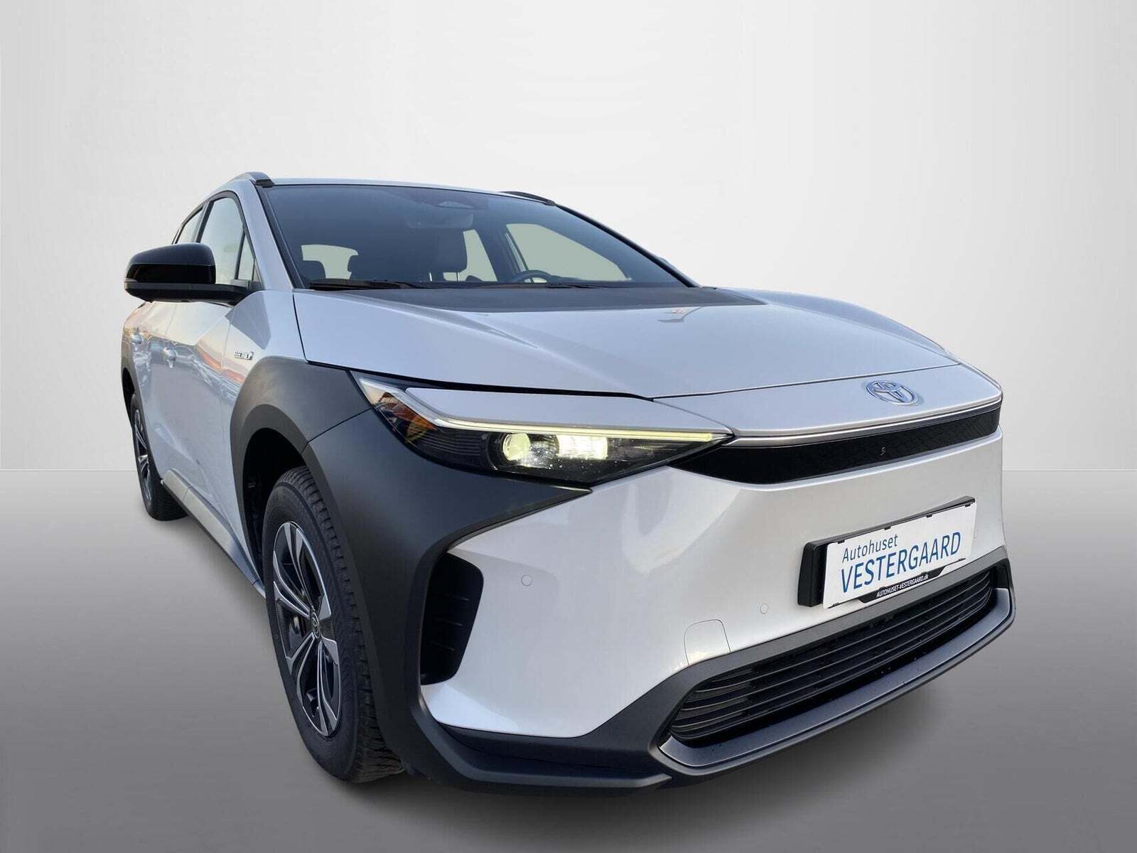 Hvid Toyota BZ4X fra 2023