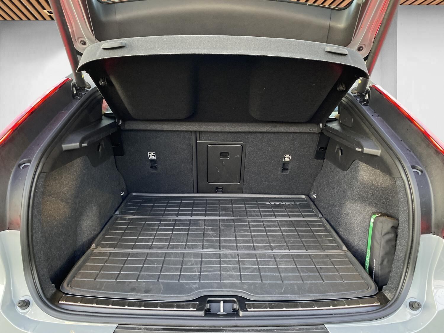 Grå Volvo EC40 fra 2025