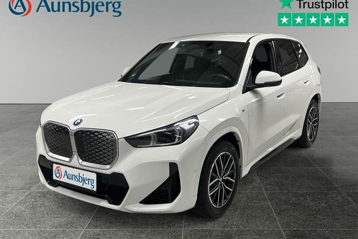 Hvid BMW iX1 fra 2024 set udefra