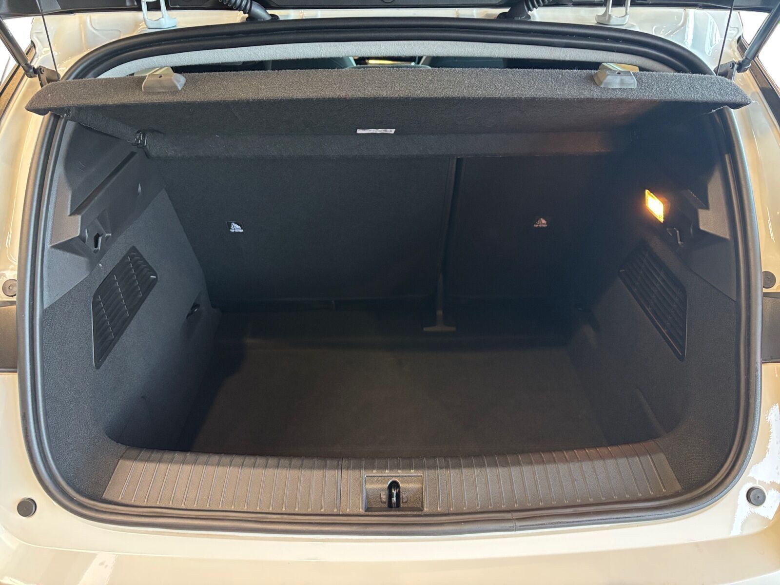 Hvid Renault Megane E-Tech fra 2022