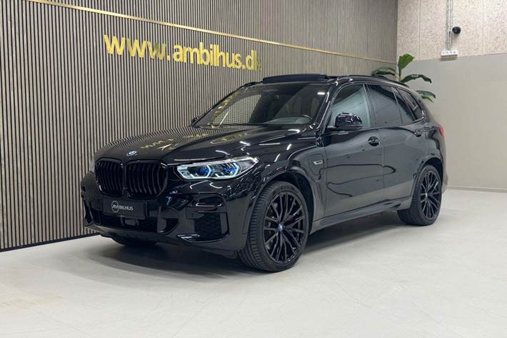 Sort BMW X5 fra 2022 set udefra