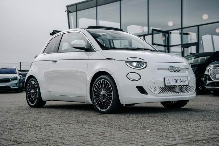 Hvid Fiat 500e fra 2023 set udefra