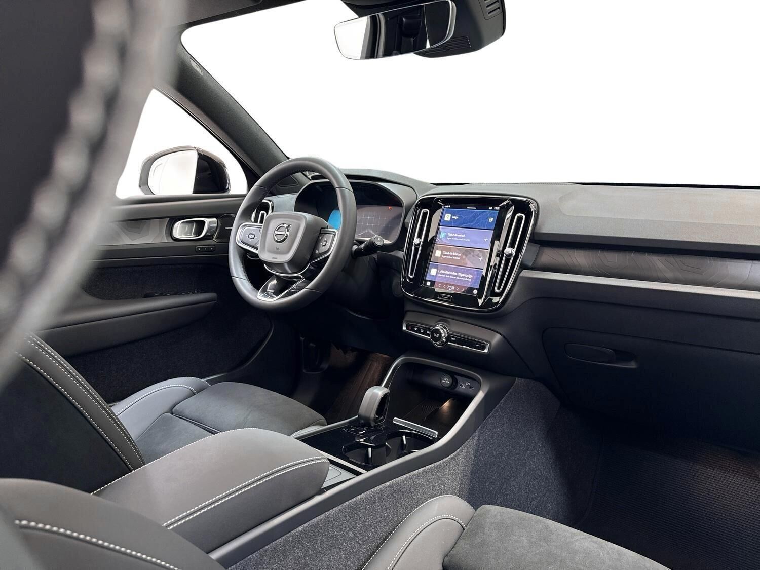 Sølv Volvo EX40 fra 2025