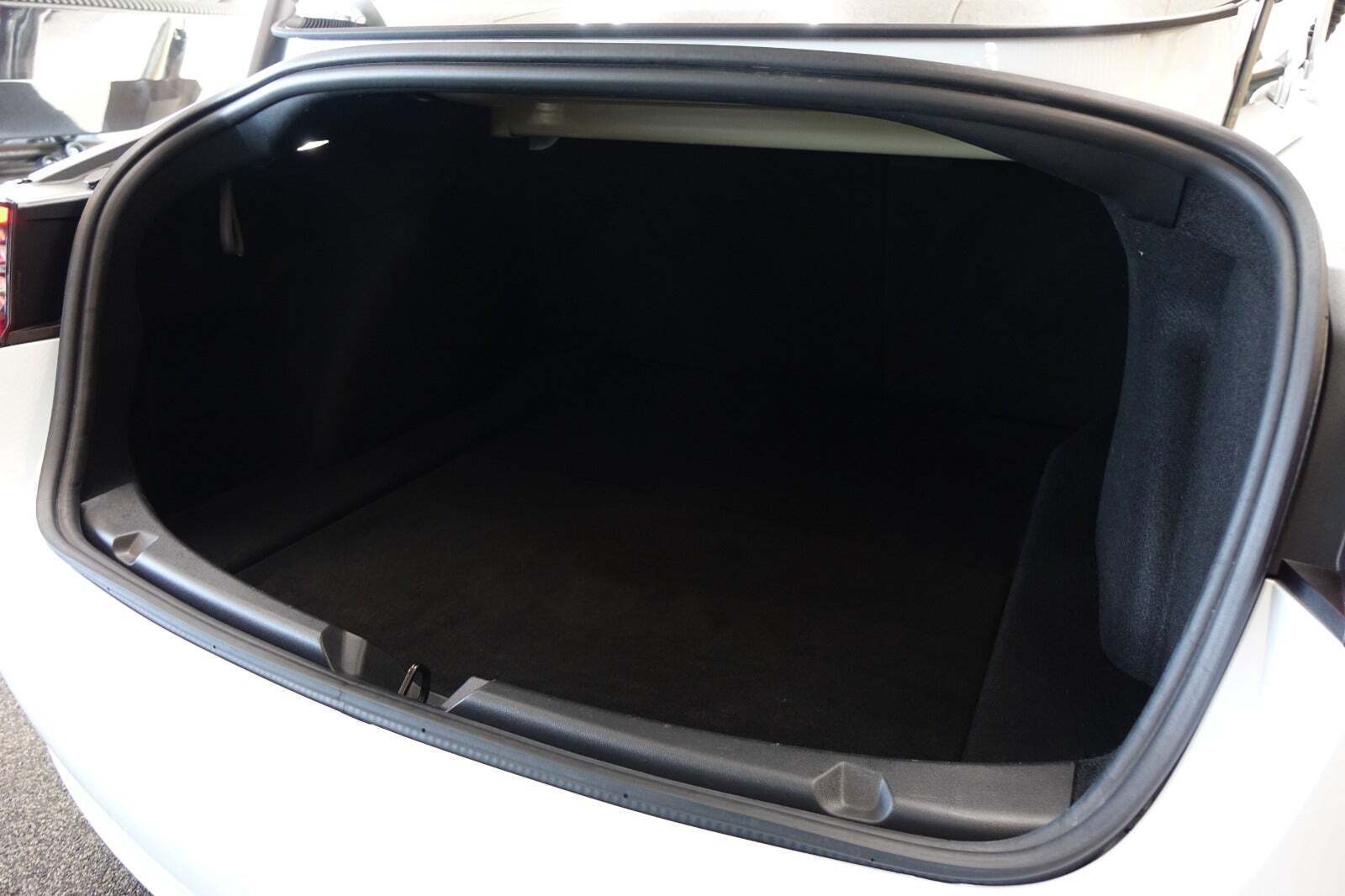 Hvid Tesla Model 3 fra 2023