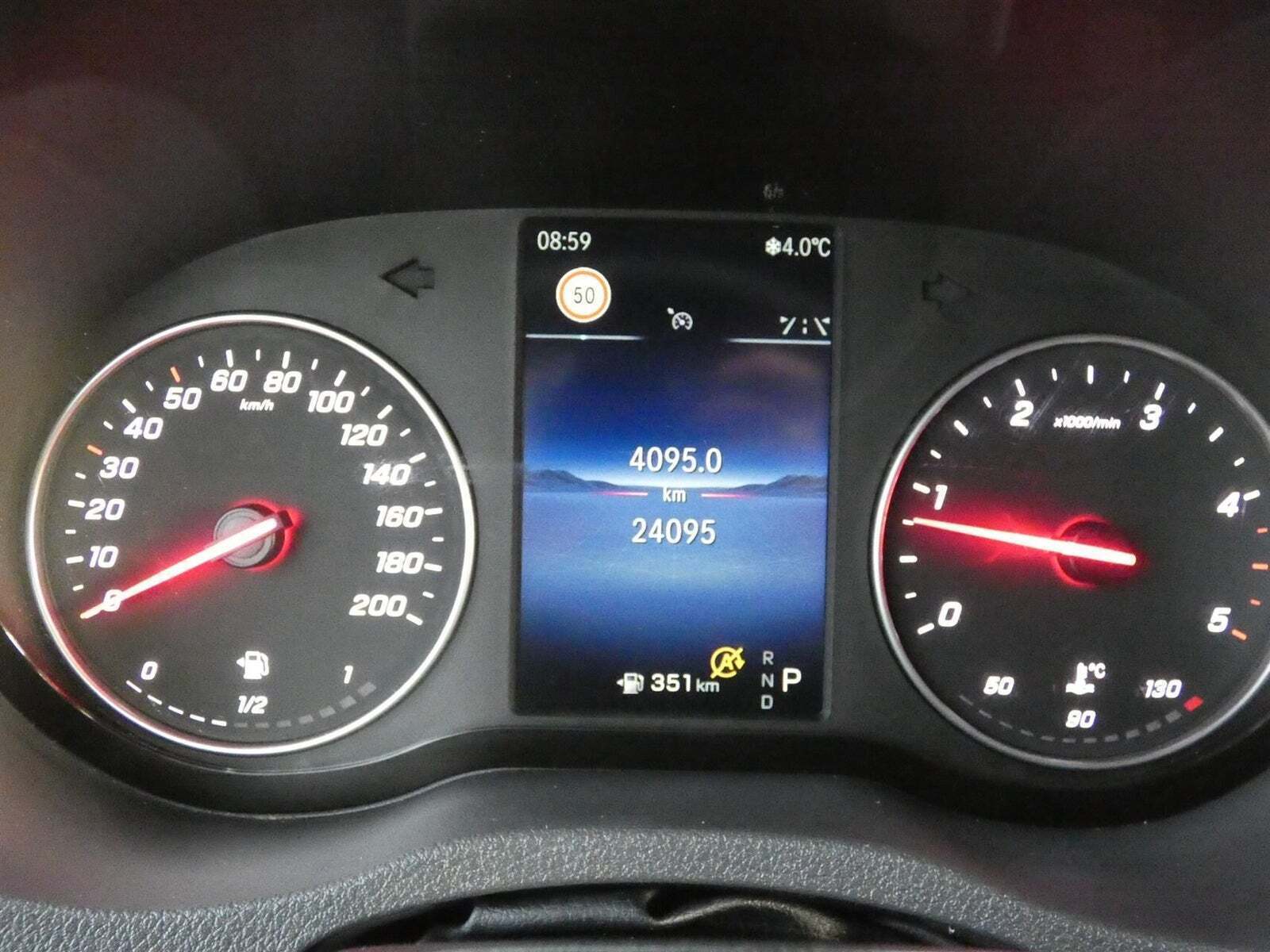 Hvid Mercedes Sprinter 317 fra 2025