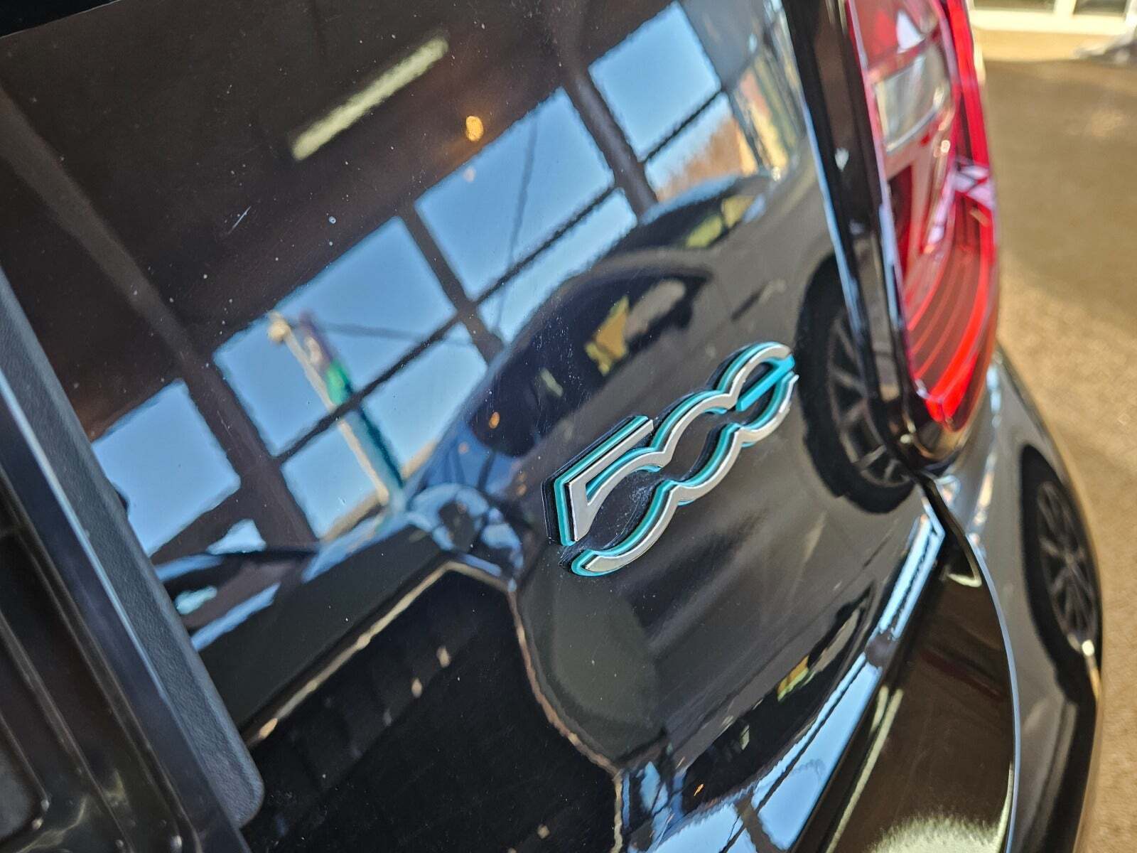 Grå Fiat 500e fra 2022