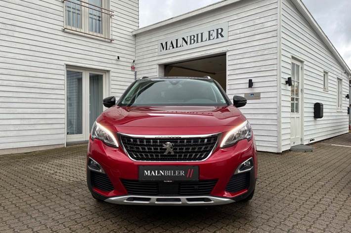 Rød Peugeot 3008 fra 2017