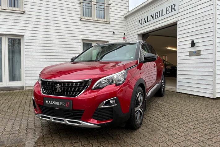 Rød Peugeot 3008 fra 2017