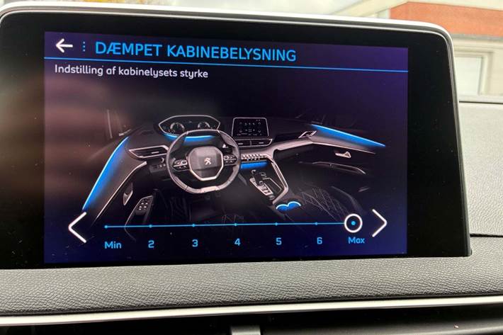 Rød Peugeot 3008 fra 2017