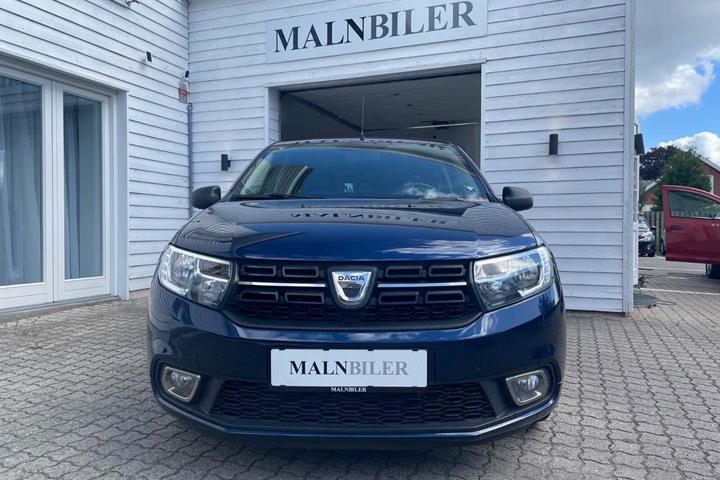 Blå Dacia Sandero fra 2018 set udefra