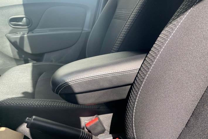 Blå Dacia Sandero fra 2018 set indefra
