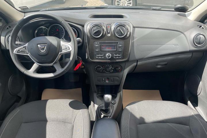 Blå Dacia Sandero fra 2018 set indefra