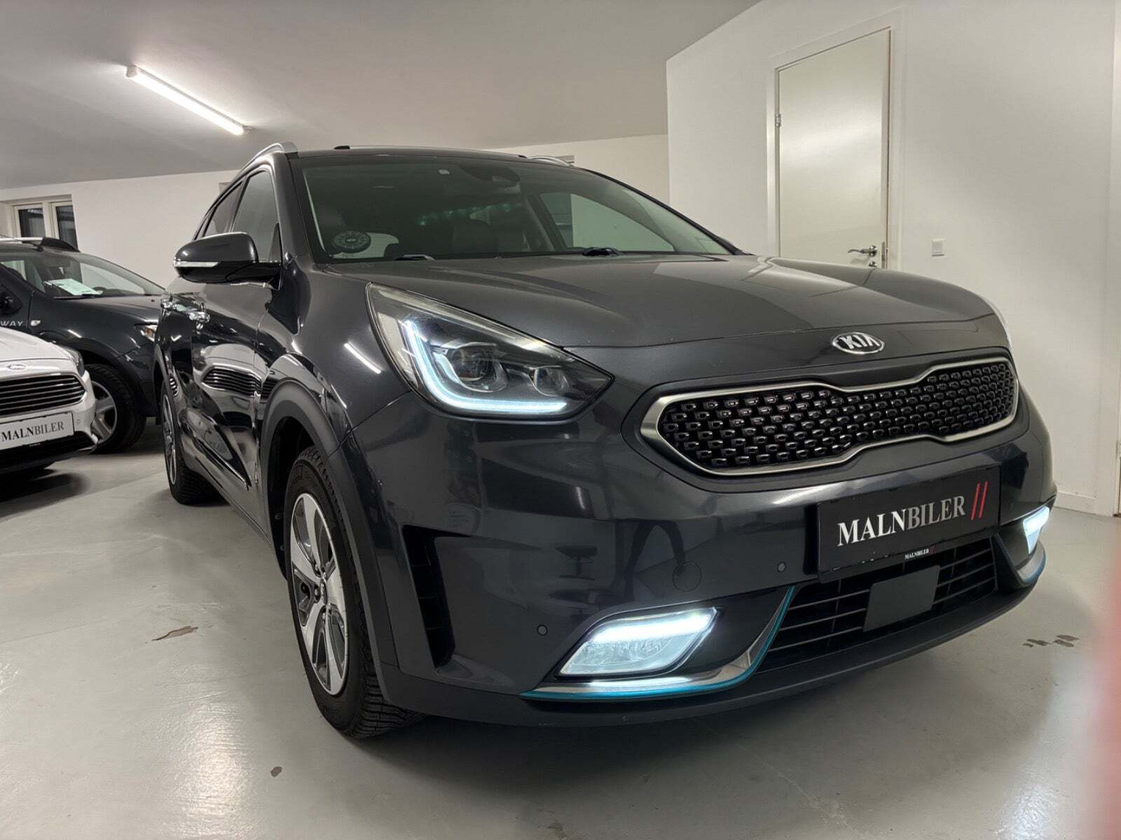 Grå Kia Niro fra 2018