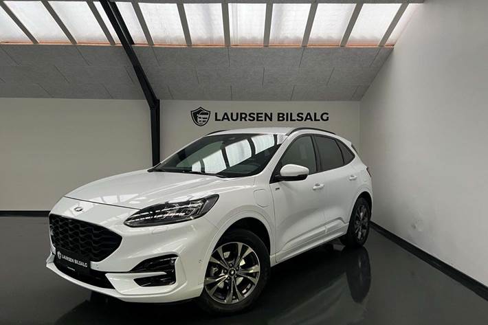 Hvid Ford Kuga fra 2021 set udefra