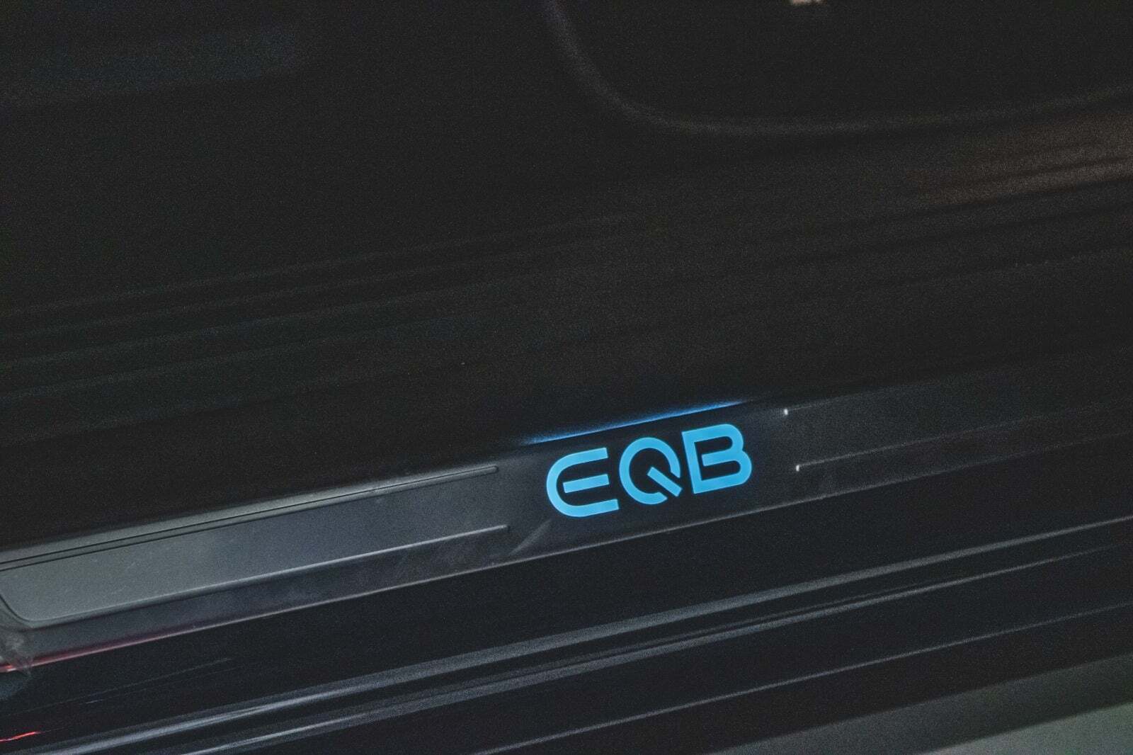 Blå Mercedes EQB300 fra 2024