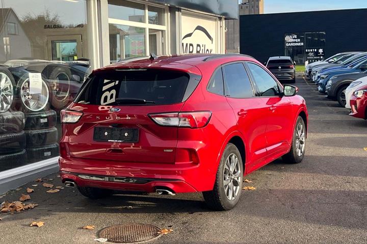 Rød Ford Kuga fra 2020