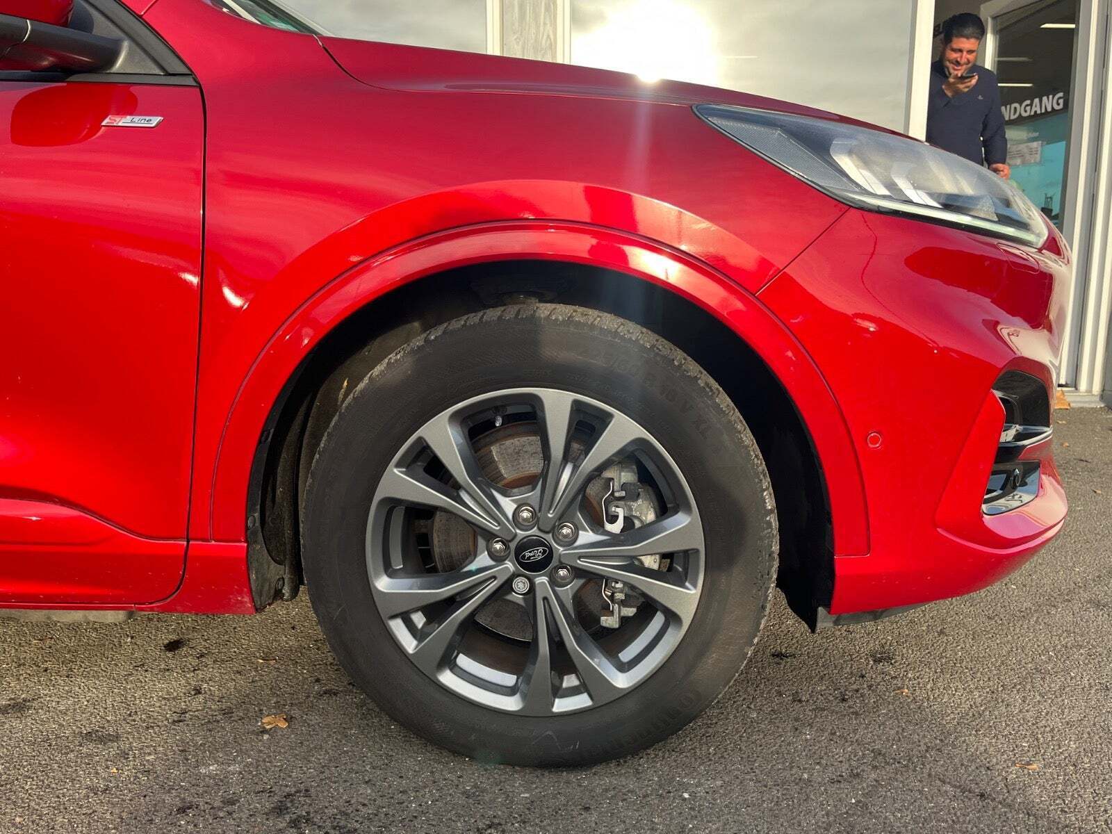 Rød Ford Kuga fra 2020
