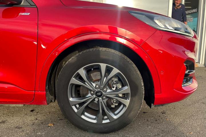 Rød Ford Kuga fra 2020