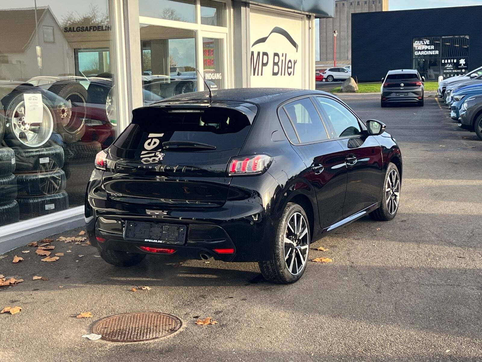 Sort Peugeot 208 fra 2023