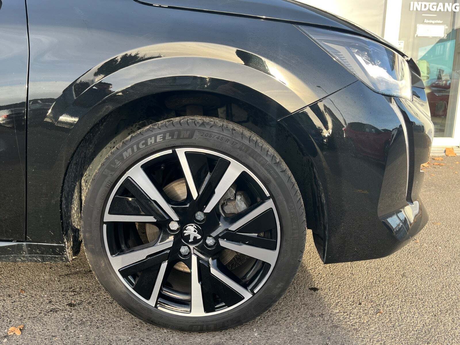 Sort Peugeot 208 fra 2023