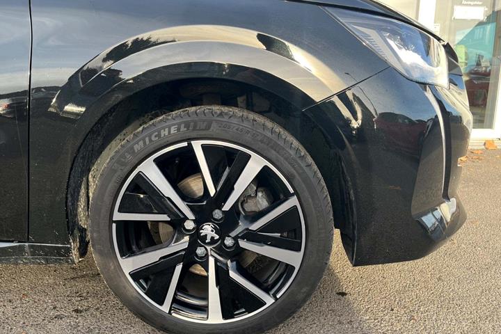 Sort Peugeot 208 fra 2023