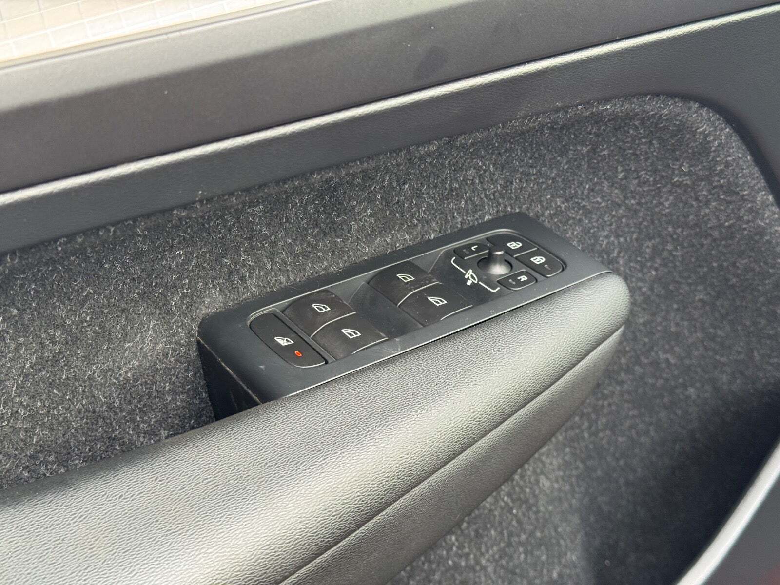 Rød Volvo XC40 fra 2018