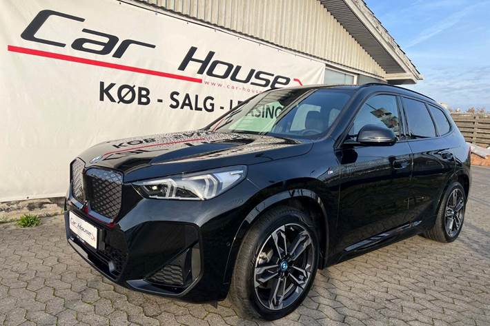 Sort BMW iX1 fra 2024 set udefra