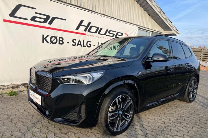 Sort BMW iX1 fra 2024 set udefra
