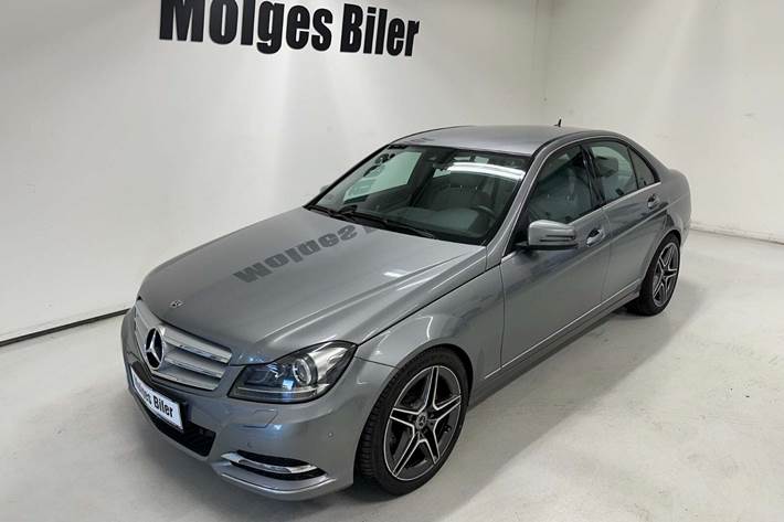 Grå Mercedes C300 fra 2011 set udefra