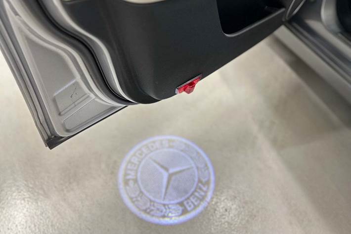 Grå Mercedes C300 fra 2011