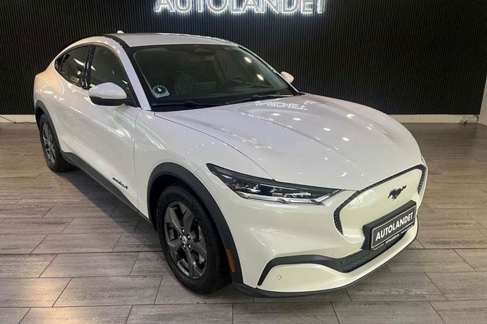 Hvid Ford Mustang Mach-E fra 2023 set udefra