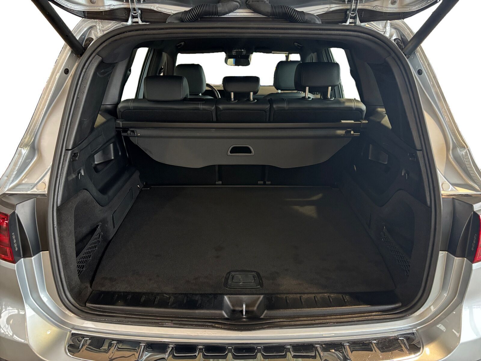 Sølv Mercedes EQB250+ fra 2024