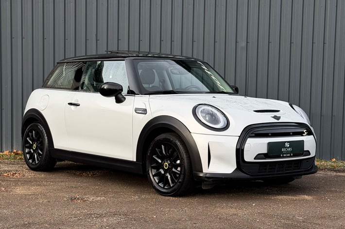 Hvid Mini Cooper SE fra 2022 set udefra