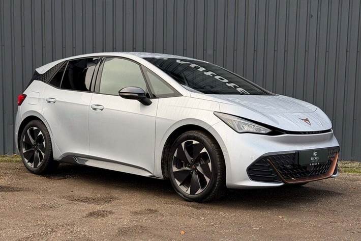 Sølv Cupra Born fra 2023 set udefra