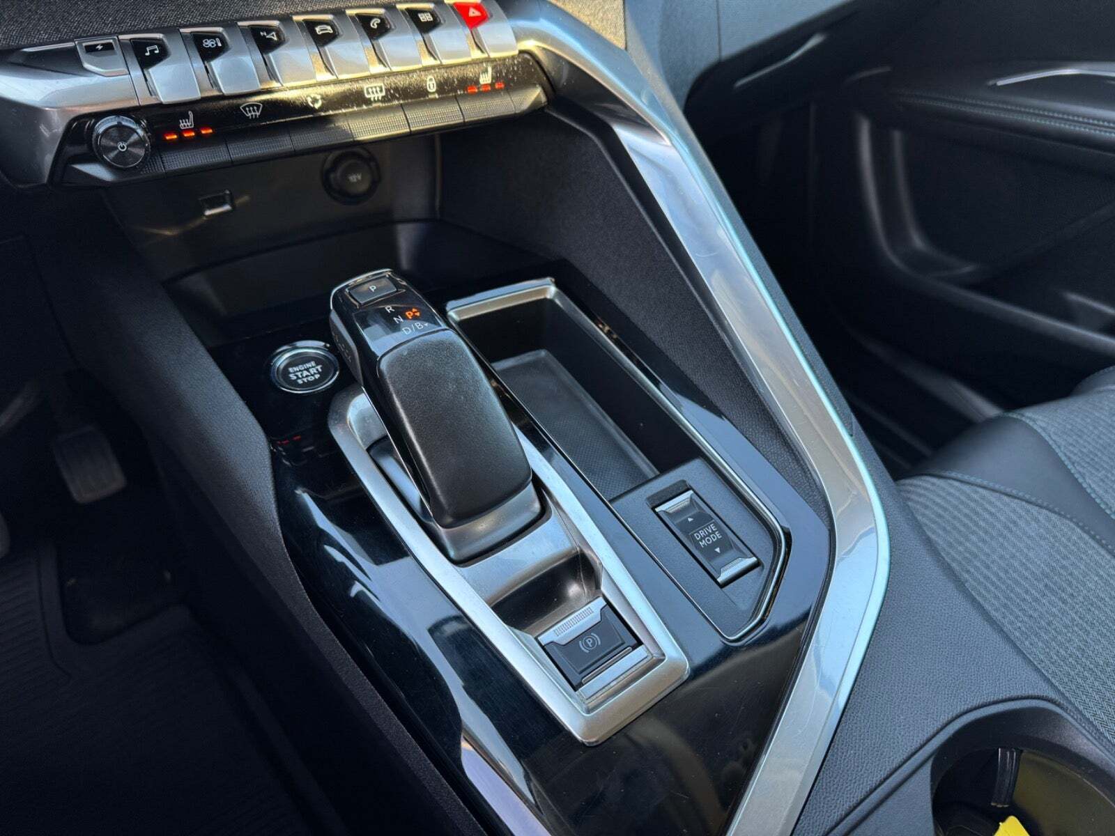 Grå Peugeot 3008 fra 2022