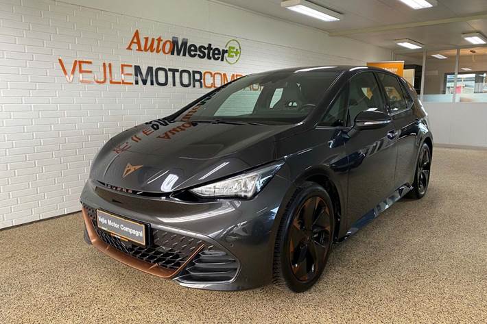 Grå Cupra Born fra 2023 set udefra