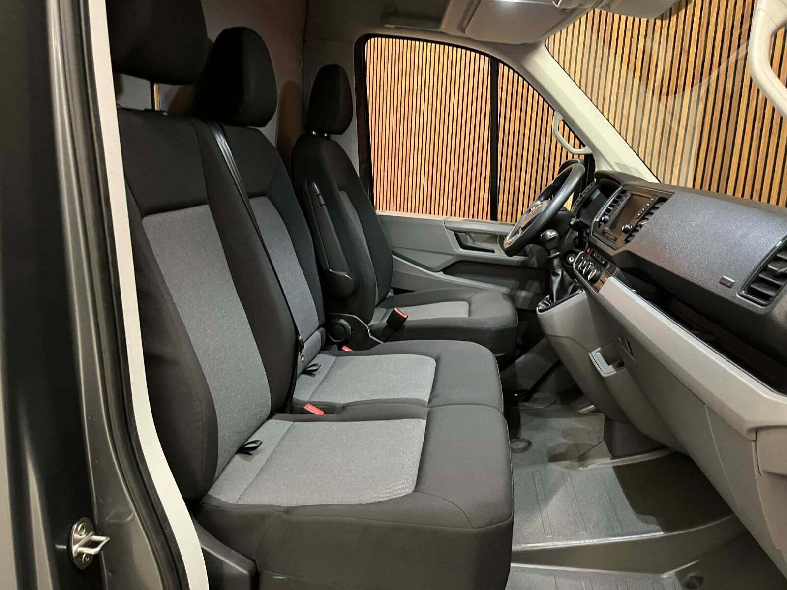 VW Crafter 30 2,0 TDi 140 Kassevogn L3H2