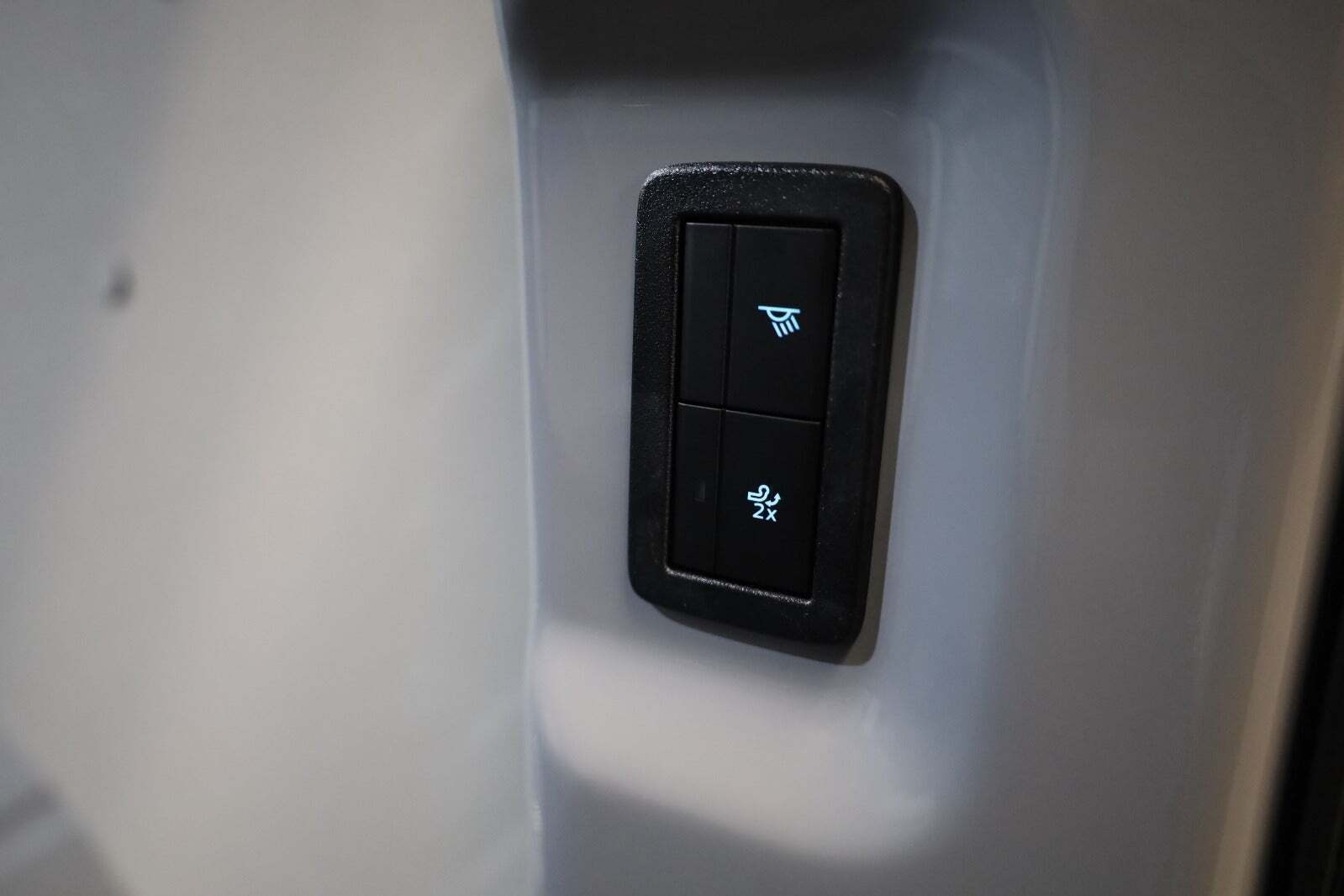 Grå Ford E-Transit Custom 340L fra 2025 set indefra