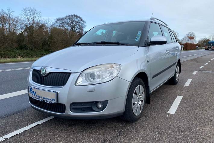 Sølv Skoda Fabia fra 2010 set udefra