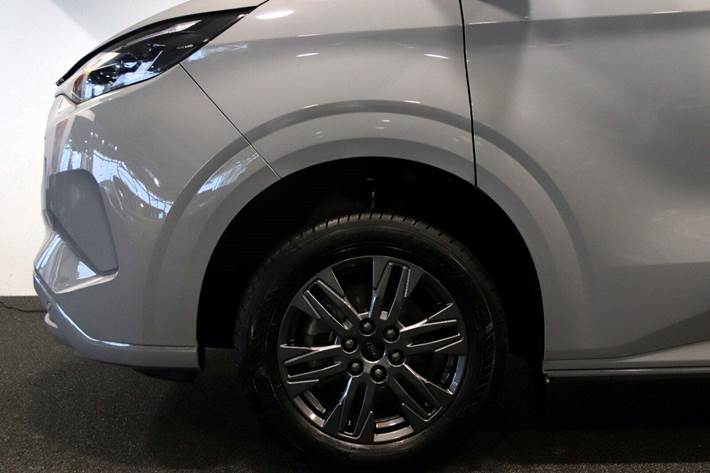 Grå Ford E-Transit Custom 340L fra 2025 set udefra