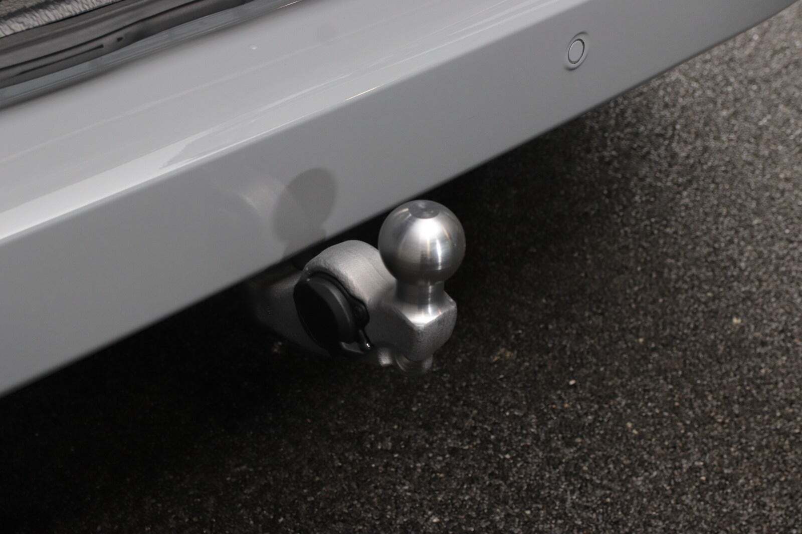 Grå Ford E-Transit Custom 340L fra 2025 set udefra