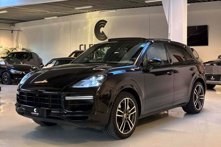 Sort Porsche Cayenne Turbo fra 2018 set udefra