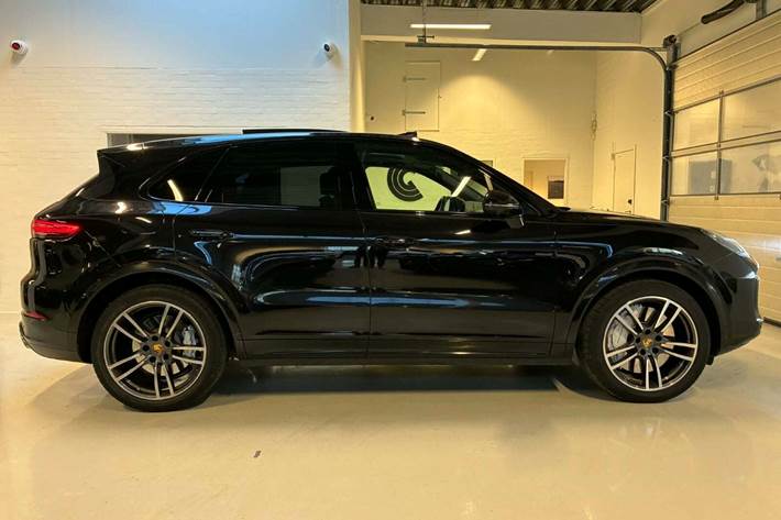 Sort Porsche Cayenne Turbo fra 2018