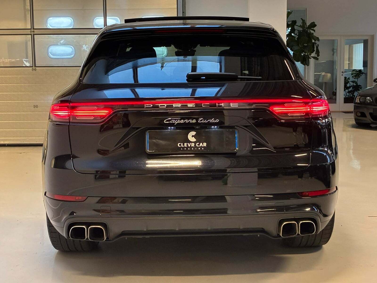 Sort Porsche Cayenne Turbo fra 2018