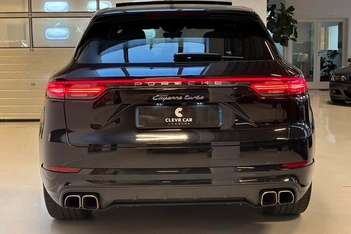 Sort Porsche Cayenne Turbo fra 2018