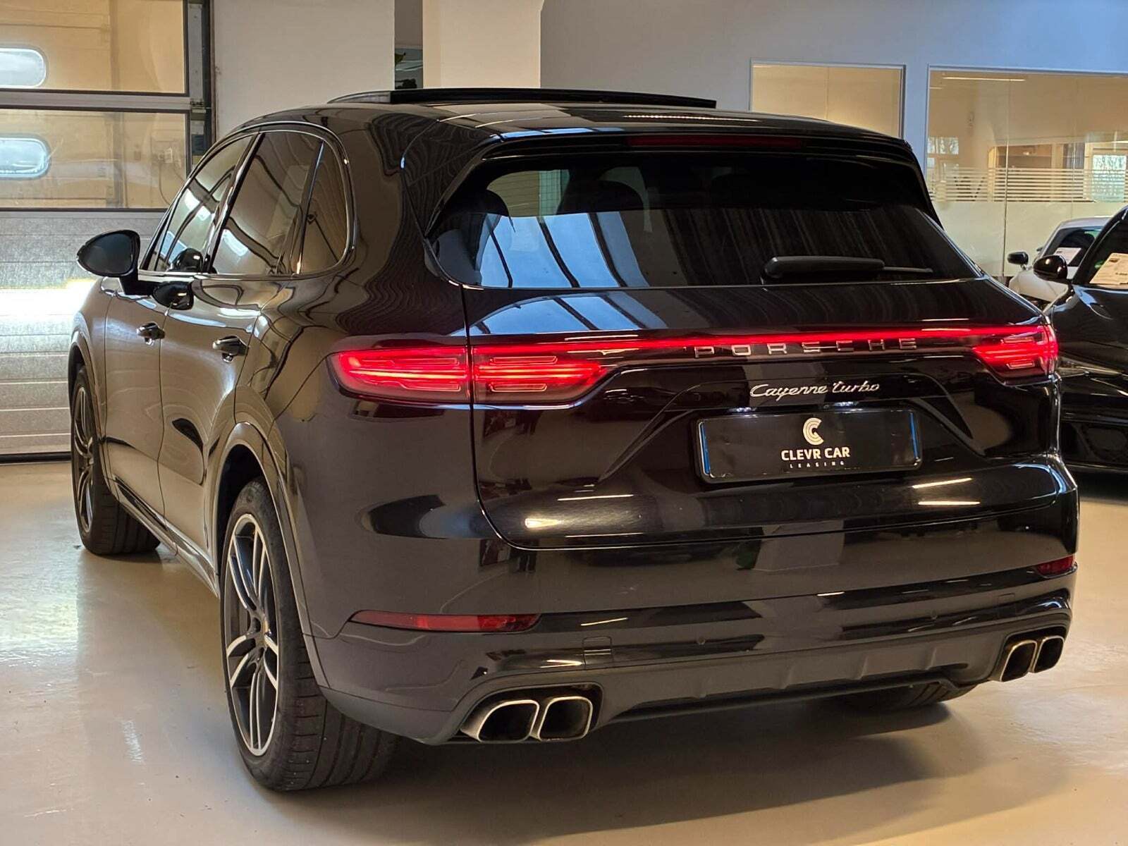 Sort Porsche Cayenne Turbo fra 2018