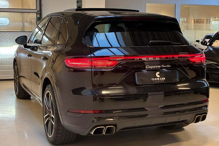 Sort Porsche Cayenne Turbo fra 2018
